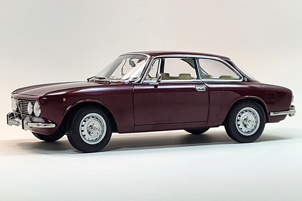 Alfa Romeo GTV 2000 (1973) - 1:18 Scale Diecast Model Car by Norev